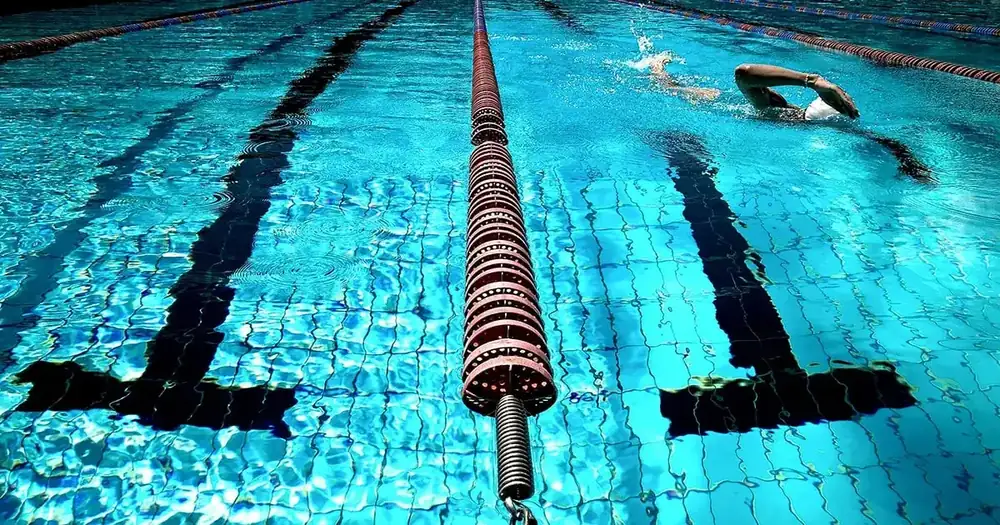 boire de l'eau et faire de la natation